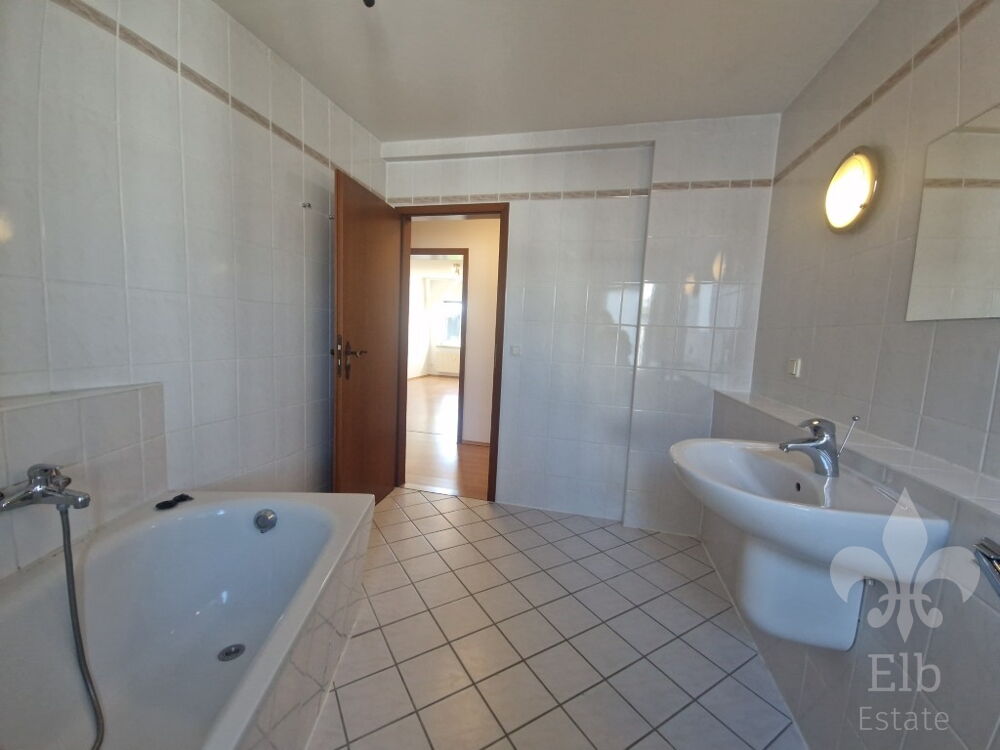 Gemütlichkeit im Dach - 2 Raum Wohnung mit Einbauküche und Tageslichtbad in Stadtfeld-Ost - Photo 3