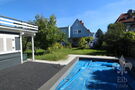 Pool mit Gartenhaus