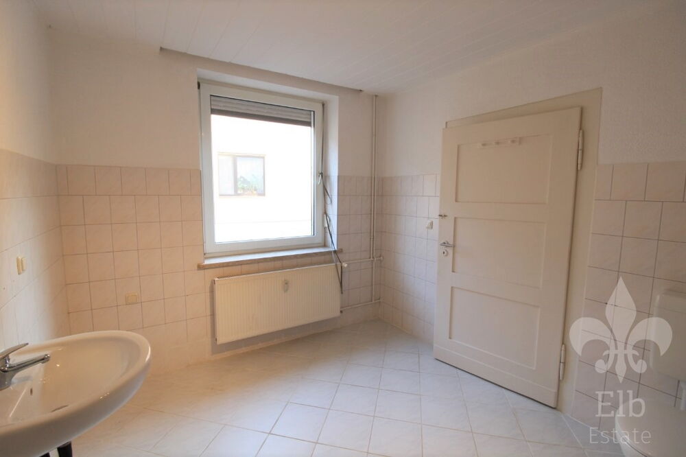 3 Raum Maisonettewohnung in Rogätz mit Tageslichtbad, modernem Fußboden und Dachboden - Photo 2