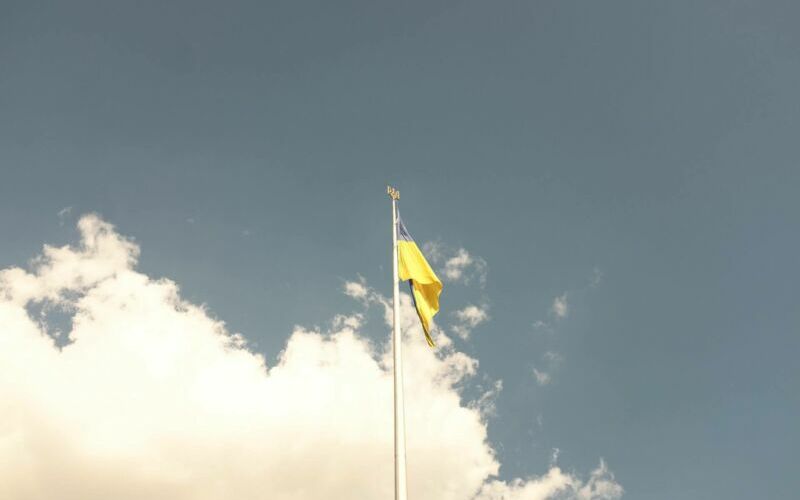 Ukrainische Flagge an Balkon