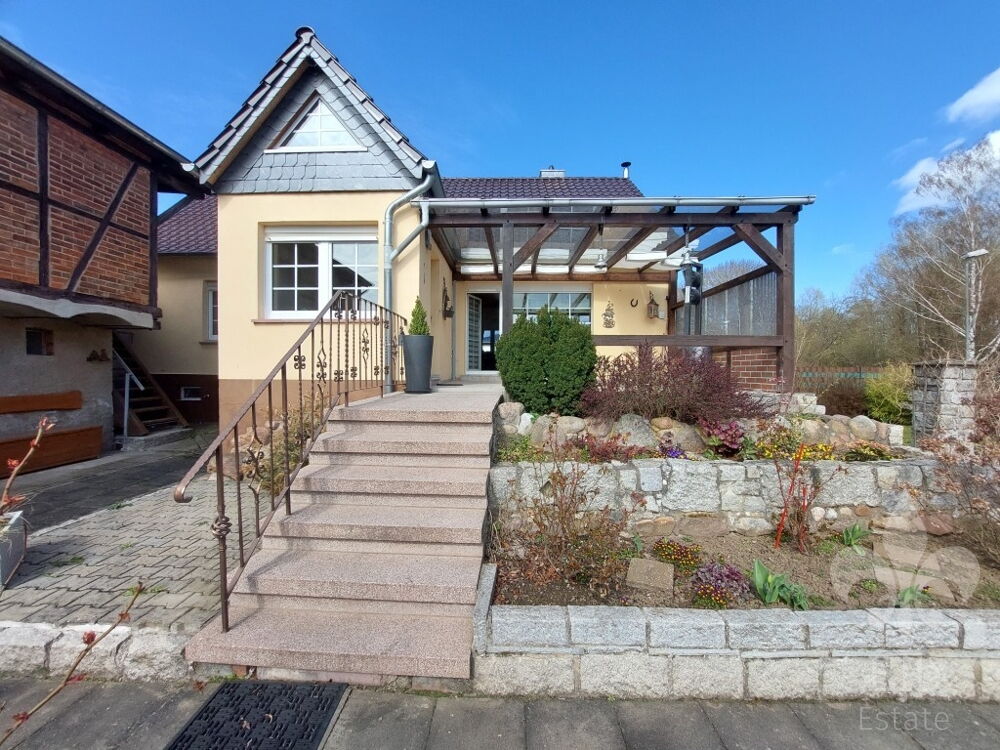 Hausansicht mit Terrasse