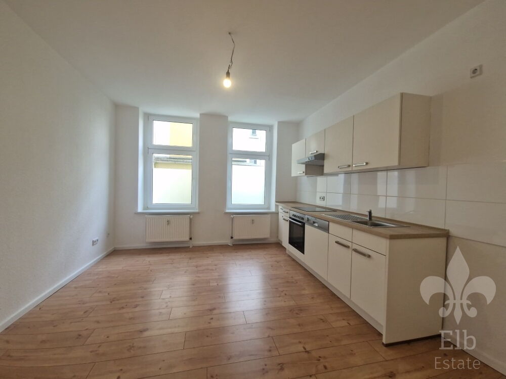 Wohnzimmer mit offener Küche