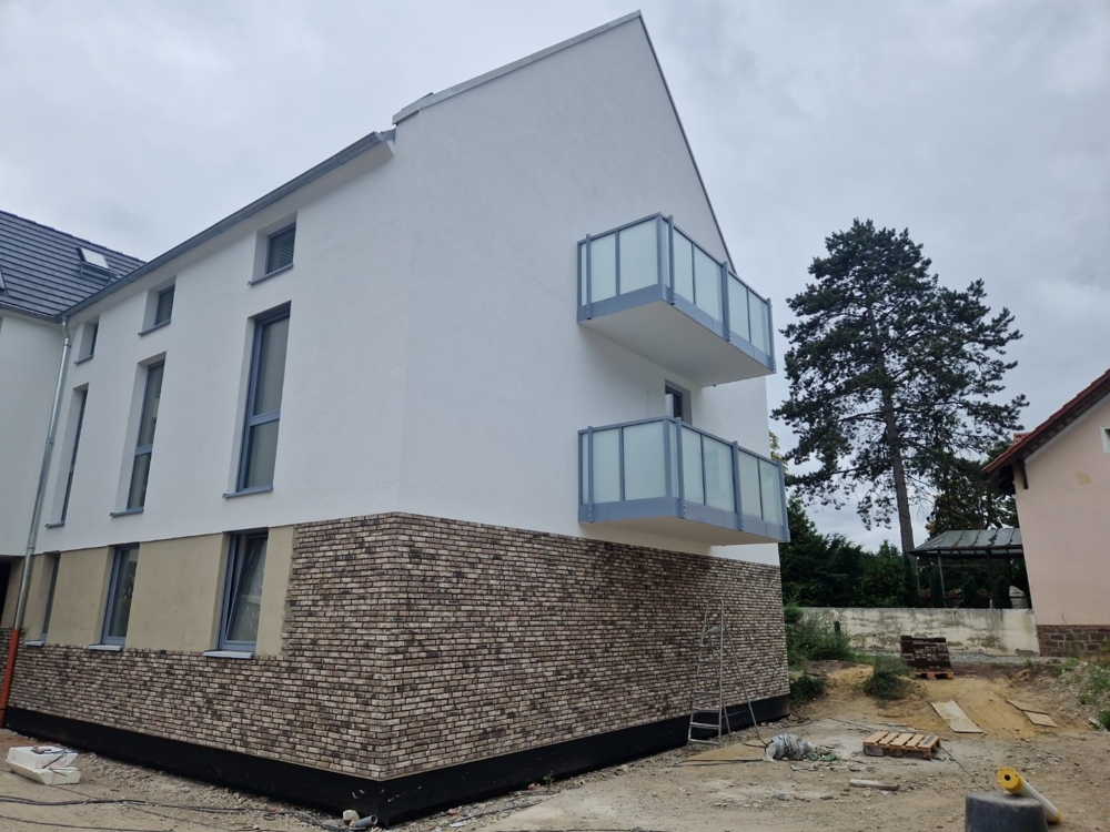 Neubau Außenansicht mit Balkonen