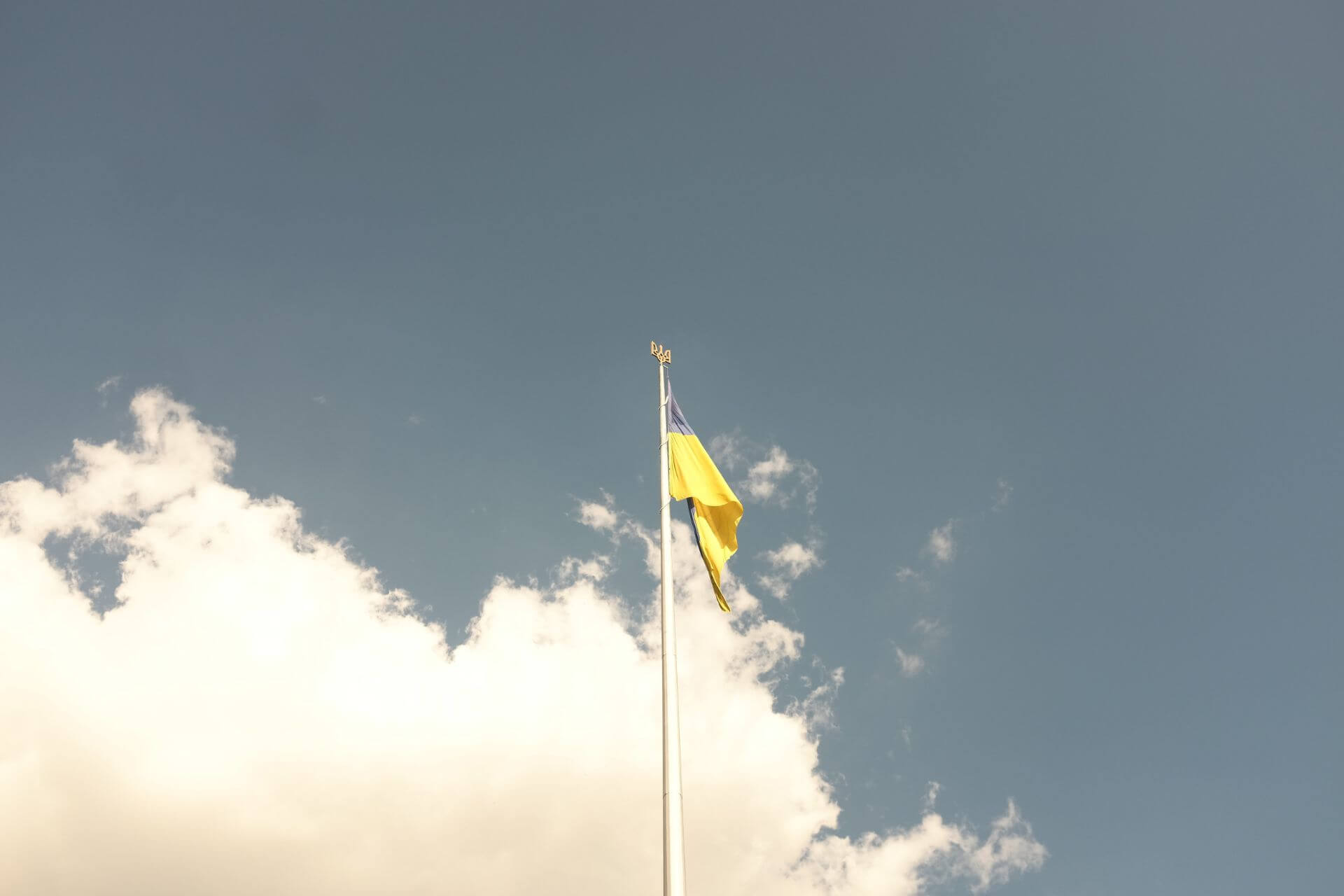 Ukrainische Flagge an Balkon